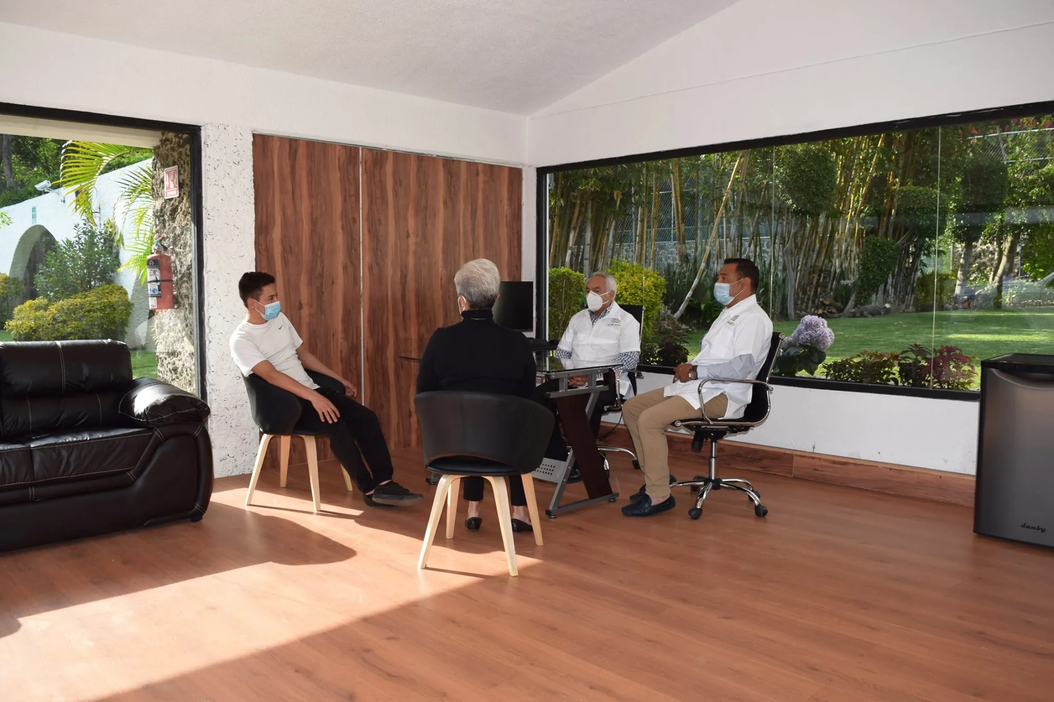 Sesión de terapia grupal y acompañamiento psicológico en Clínica Life