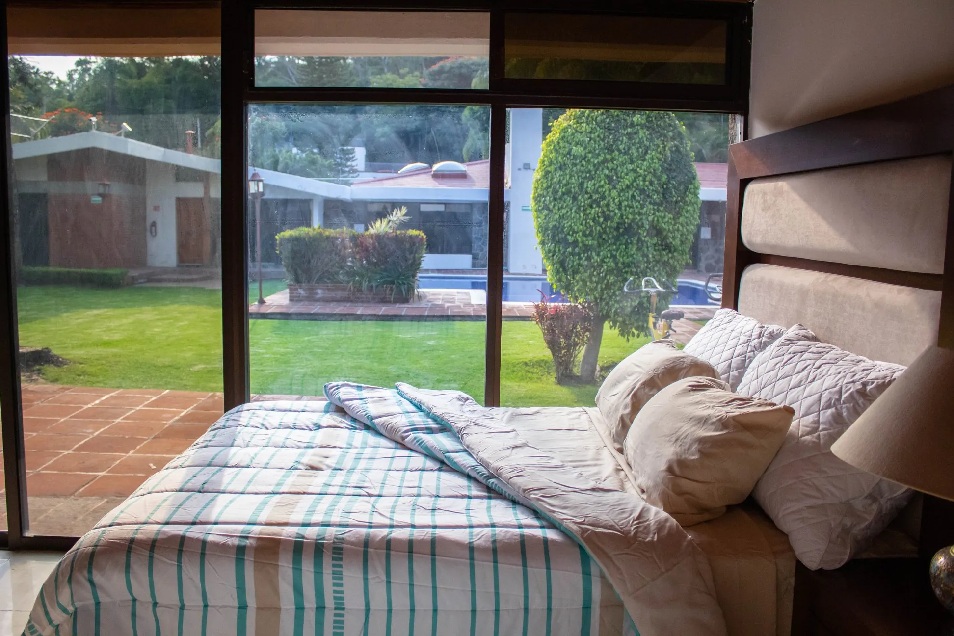 Habitación Master Suite privada para recuperación en centro de estabilización premium