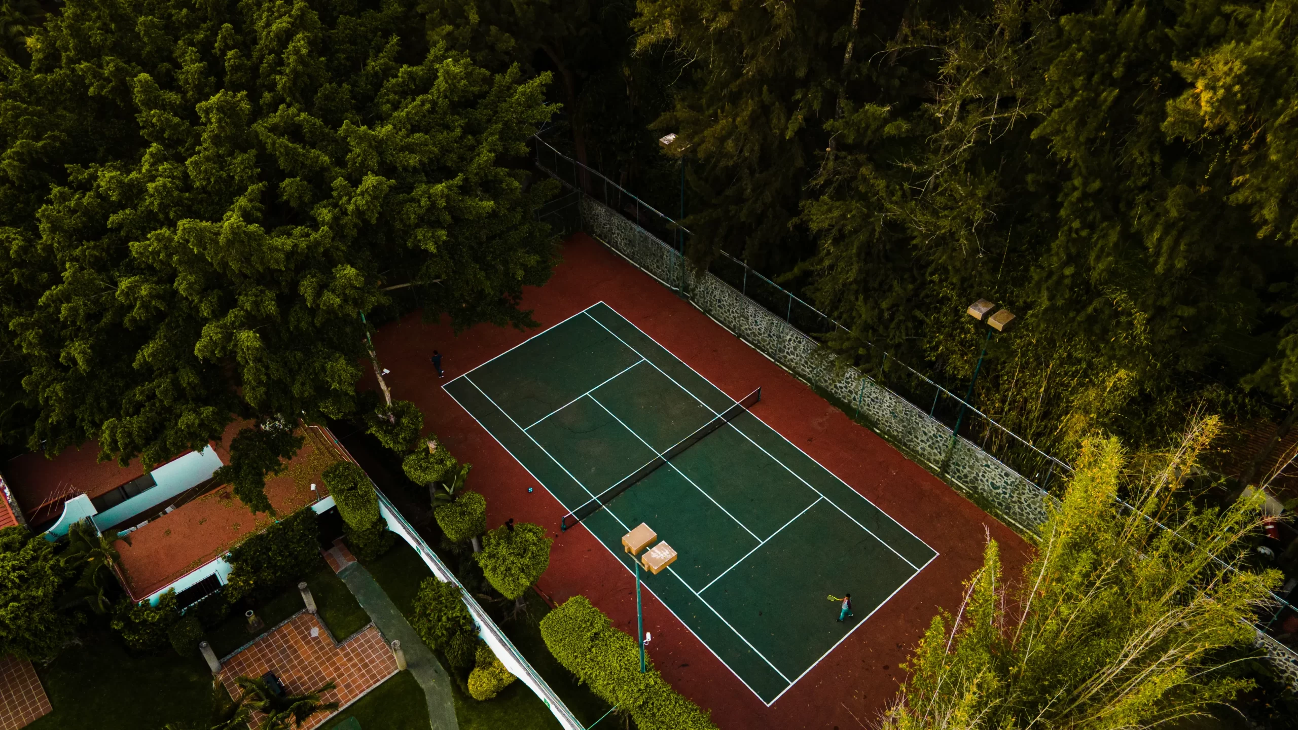 Canchas deportivas de tenis y básquetbol para el bienestar físico de los pacientes