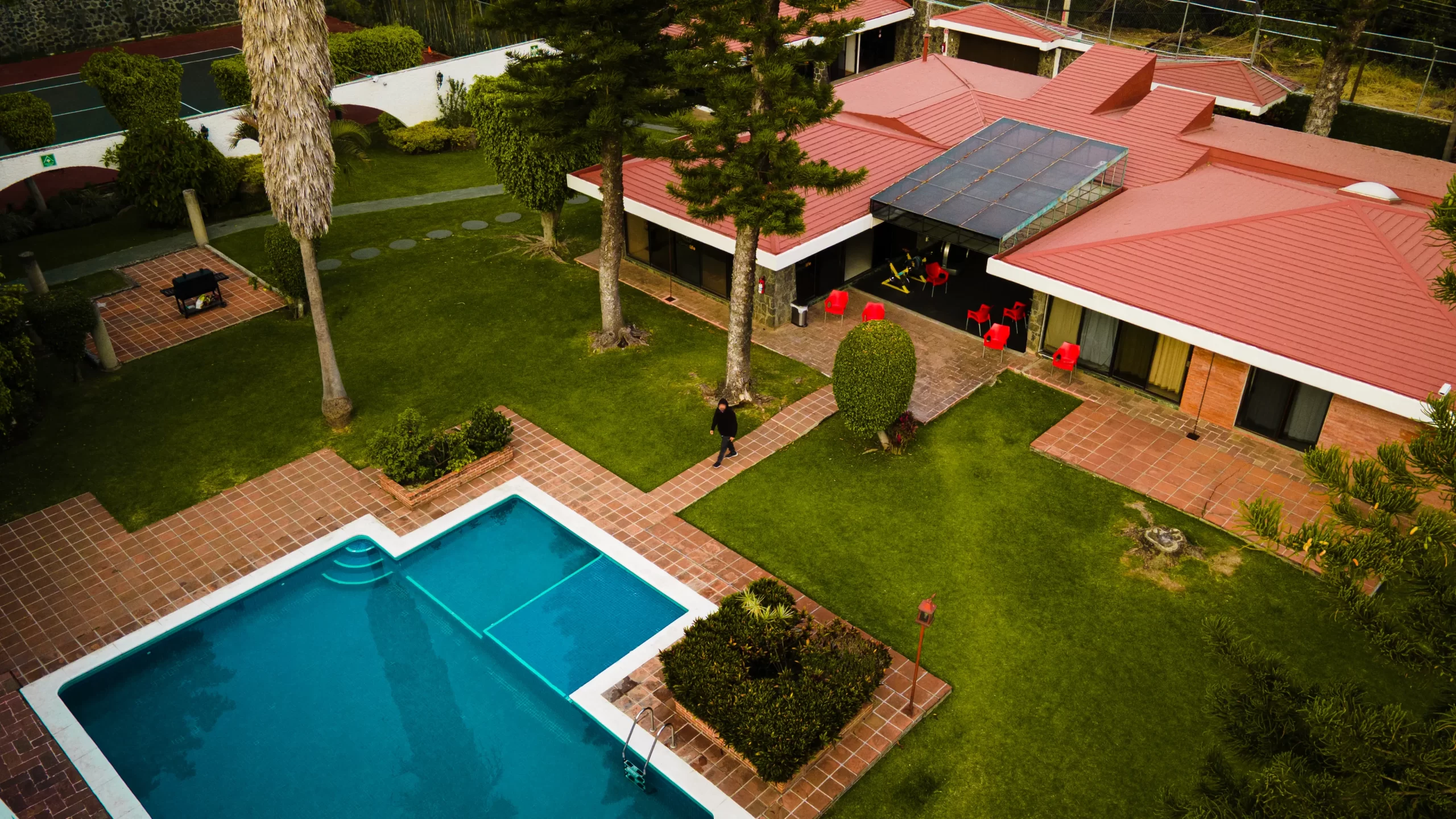 Jardines amplios y alberca en instalaciones de Clínica Life Cuernavaca